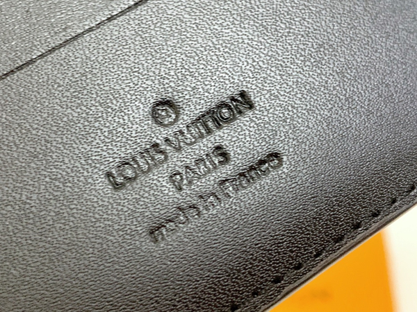 LVコピーウォレット着用イメージ